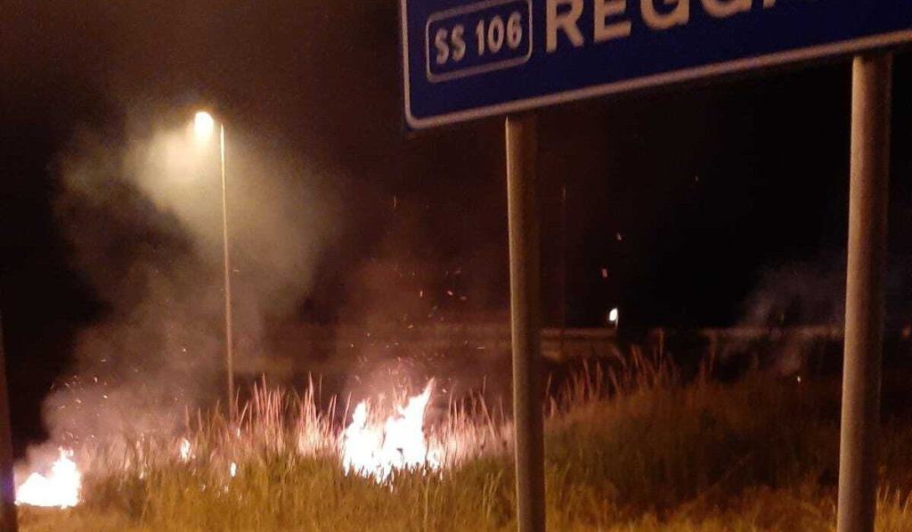 Incendio doloso sulla SS 106: la dura condanna sindaco di Bova Marina – FOTO