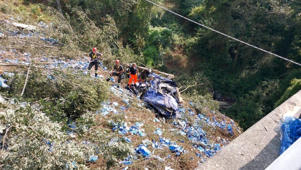 Incidente mortale sulla Limina: mezzo pesante cade in una scarpata – FOTO