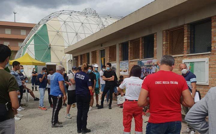 Caulonia, avviato il trasferimento dei migranti – FOTO