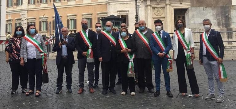 Nucera davanti Palazzo Chigi con i sindaci calabresi: ‘Investimenti per rilanciare la nostra terra’