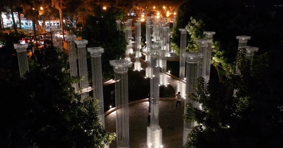 Reggio, si accendono le 46 colonne di Opera. Installazione elegante e poetica – FOTO e VIDEO