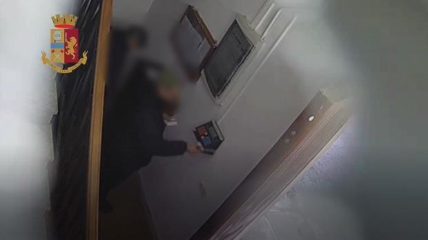 Reggio – Operazione Swipe: dalla spesa a lunghe passeggiate durante l’orario di lavoro: 15 indagati
