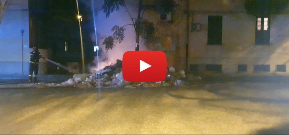 Reggio, rifiuti in fiamme in centro città