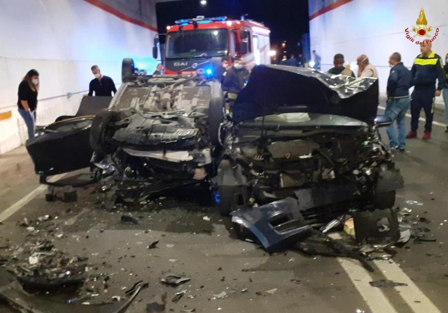 Incidente sulla SS 106: auto si ribalta, 4 feriti - FOTO
