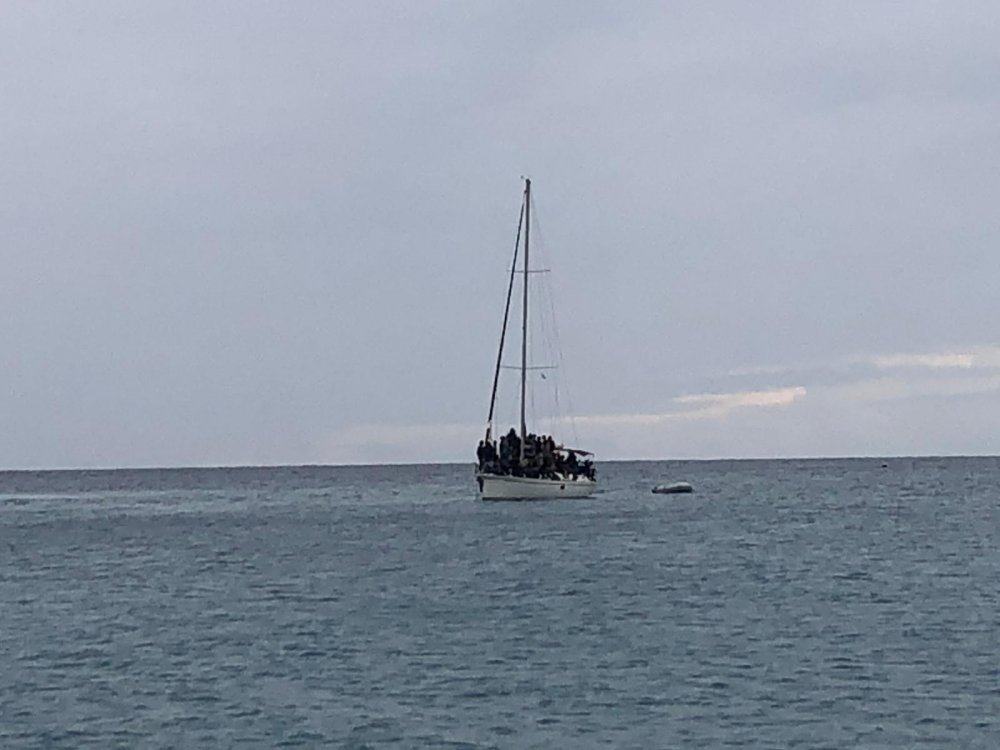 Roccella, rintracciati 76 migranti a bordo di un veliero e fermato presunto scafista