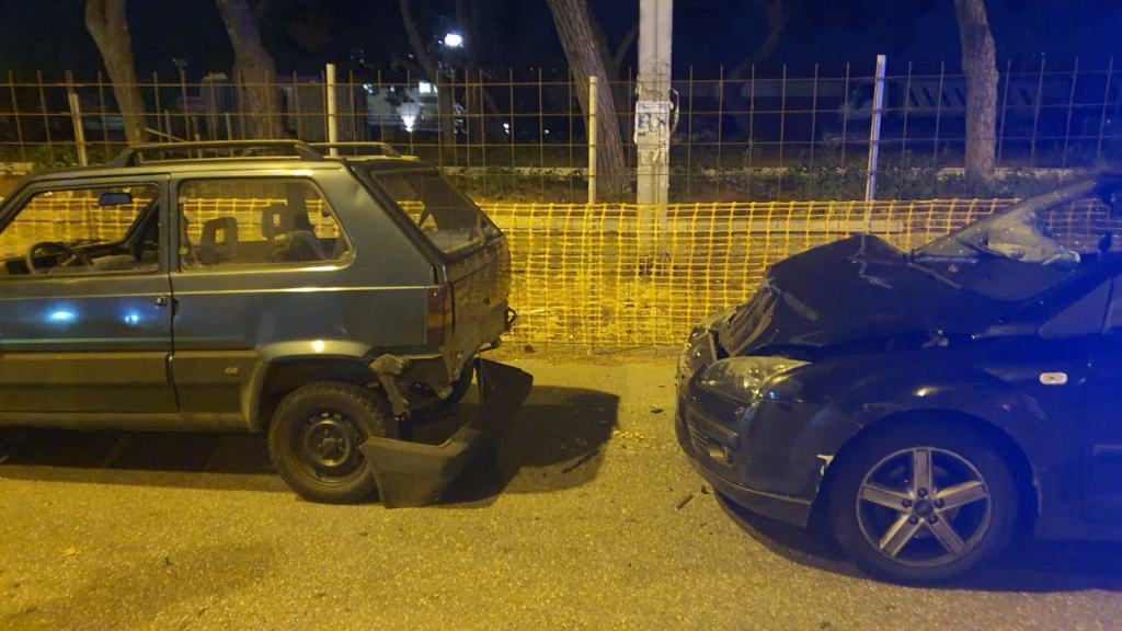 Reggio, tamponamento in pieno centro: tre vetture coinvolte