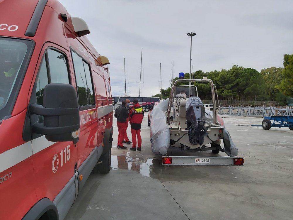 Camini, sbarcano in 77. Sommozzatori in mare per le ricerche del disperso