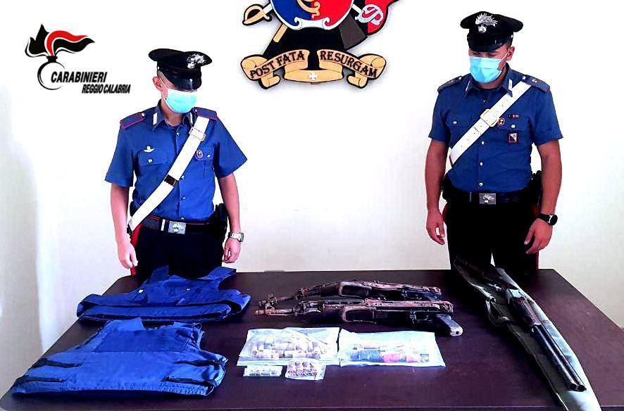 Arrestati nonno e nipote: occultavano kalashnikov e armi da guerra