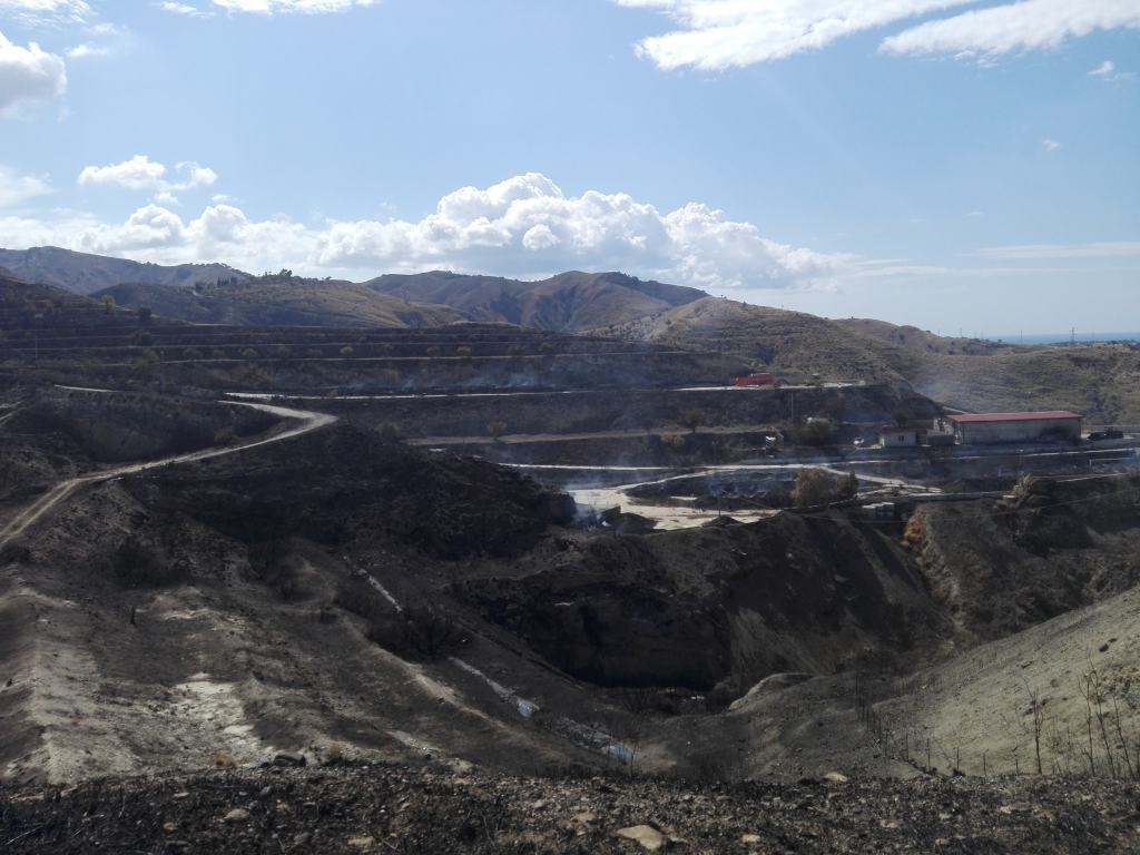 Incendio Lazzaro, arriva il report Arpacal: ‘Unica soluzione lo smassamento’