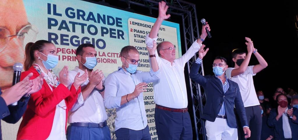 Ballottaggio Reggio, Minicuci arringa piazza Duomo: ‘Falcomatà, inadeguato, passa pa casa’ – FOTO