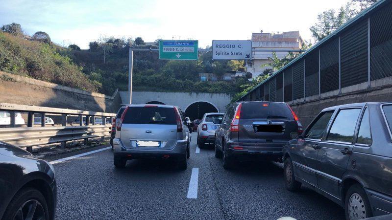 Reggio, tamponamento tra due auto: code in tangenziale