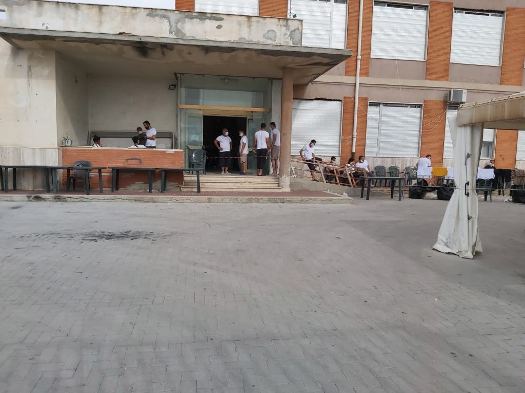 Migranti a Roccella, in trasferimento gli ultimi 50
