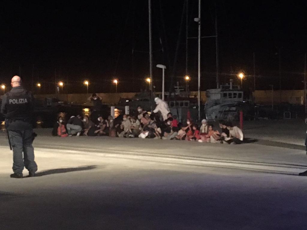 Nuovo sbarco, a Roccella arrivano in 150 a bordo di un vecchio peschereccio