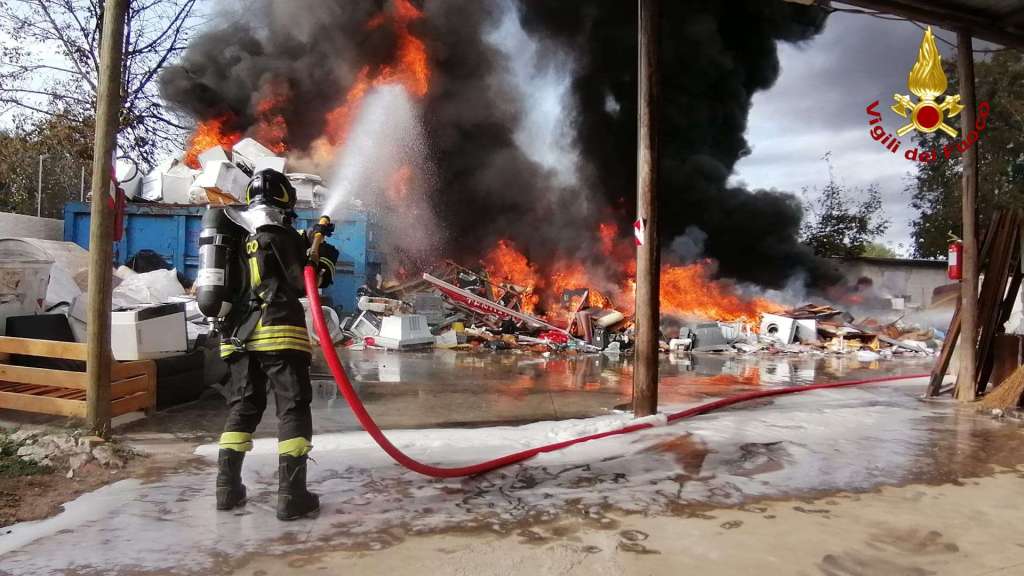 Calabria, incendio in un’azienda di trattamento rifiuti – FOTO