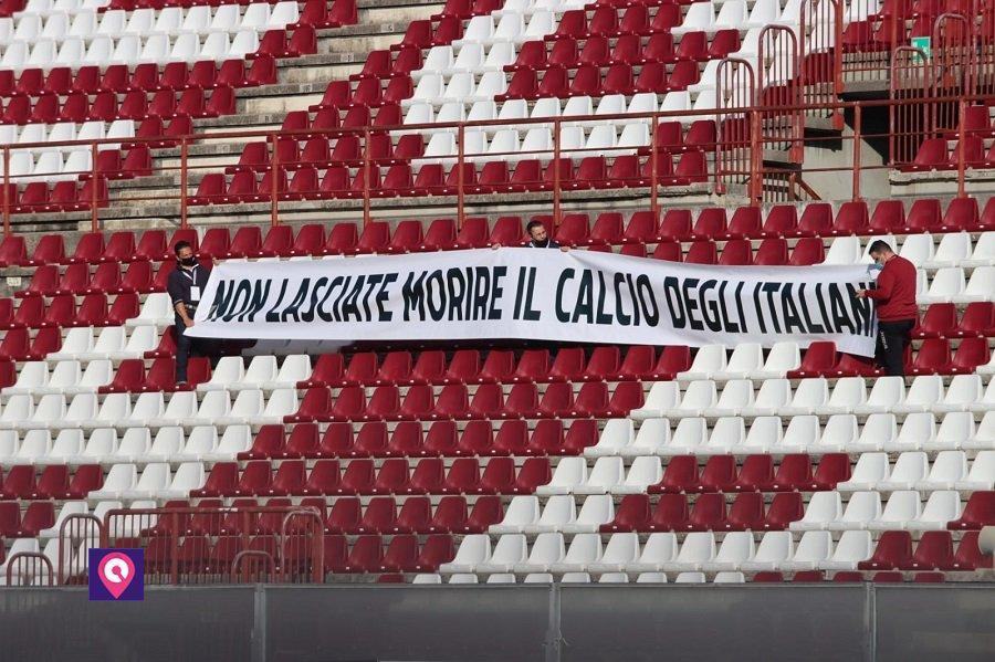 striscione protesta gradinata Reggina