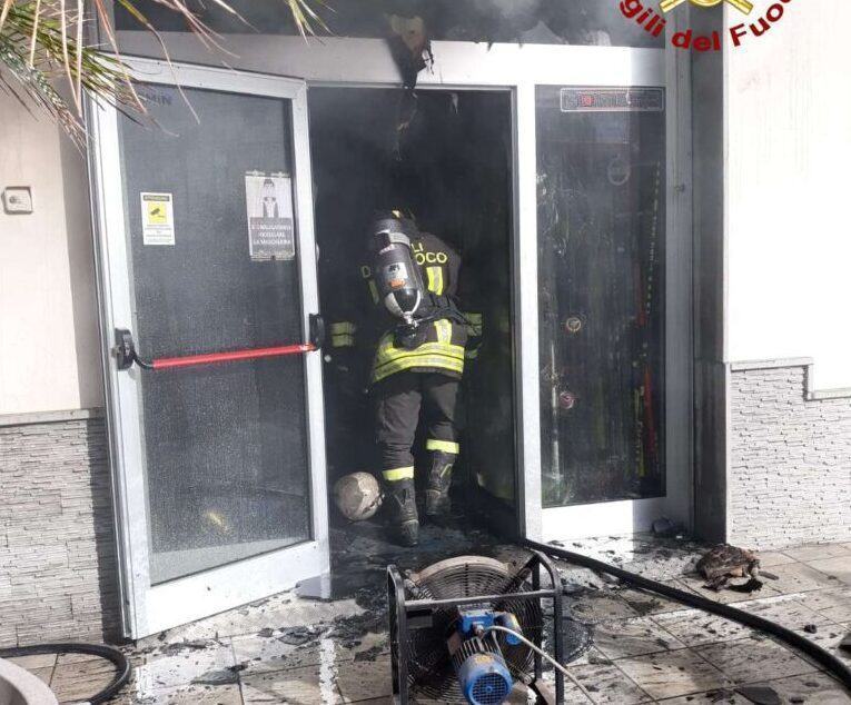 Incendio Negozio Da Pesca Vibo Valentia (2)