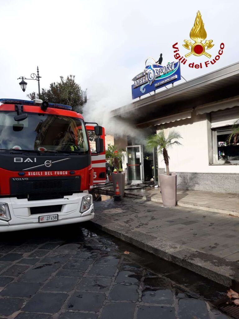 Incendio Negozio Da Pesca Vibo Valentia (3)