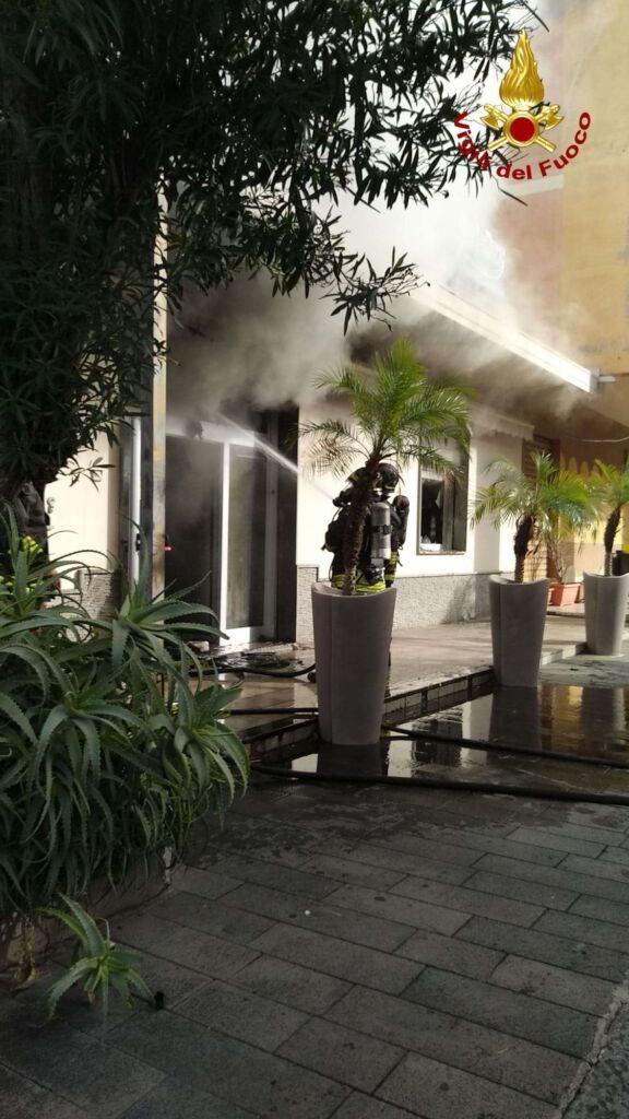 Incendio Negozio Da Pesca Vibo Valentia (4)