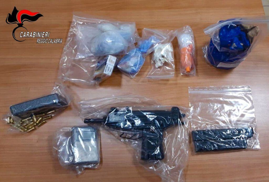 GIOIA TAURO APPARTAMENTO ABBANDONATO NASCONDEVA UN VERO E PROPRIO ARSENALE MAXI SEQUESTRO DI ARMI E DROGA DEI CARABINIERI