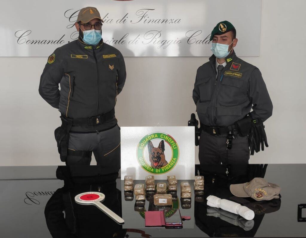 2 Guardia Di Finanza Hashish