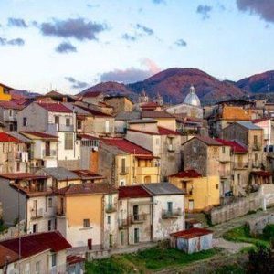 Cinquefrondi, atto intimidatorio contro la moglie del cons. Galimi. Conia: ‘Si faccia piena luce’