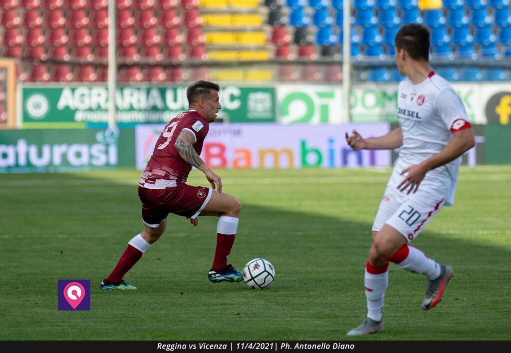 Reggina Denis dribla