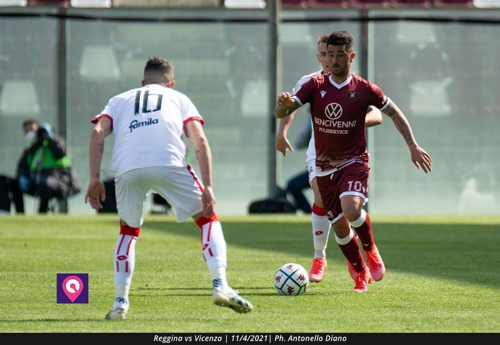 Reggina Bellomo dribbling