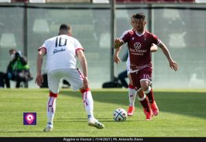 Reggina Bellomo dribbling