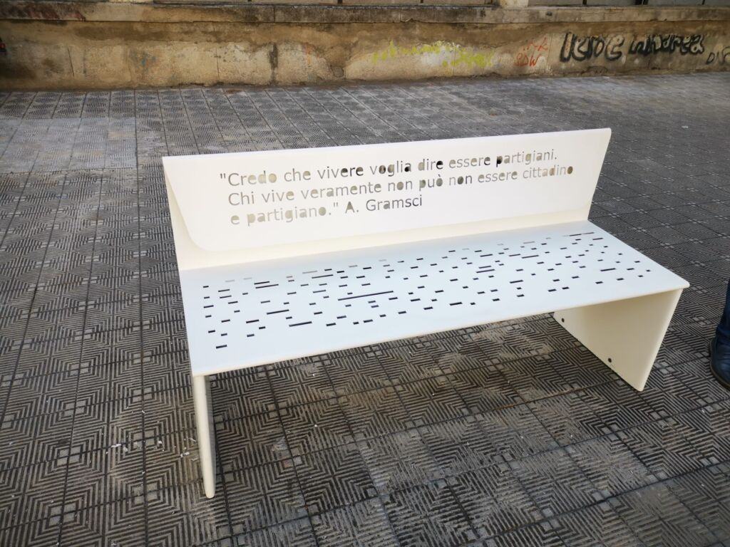 Panchina Piazza Castello (2)