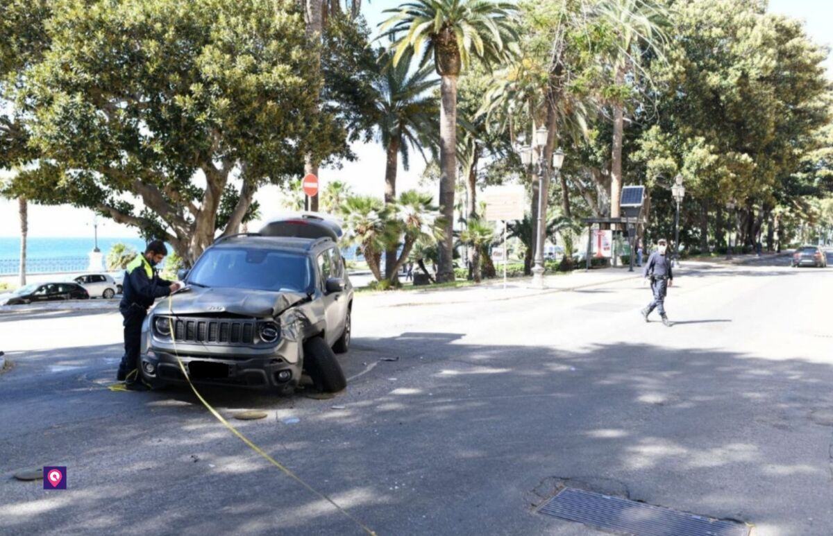 Incidente Auto Bus Altamente Via Marina Reggio1