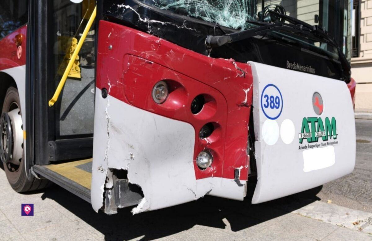 Incidente Auto Bus Altamente Via Marina Reggio2