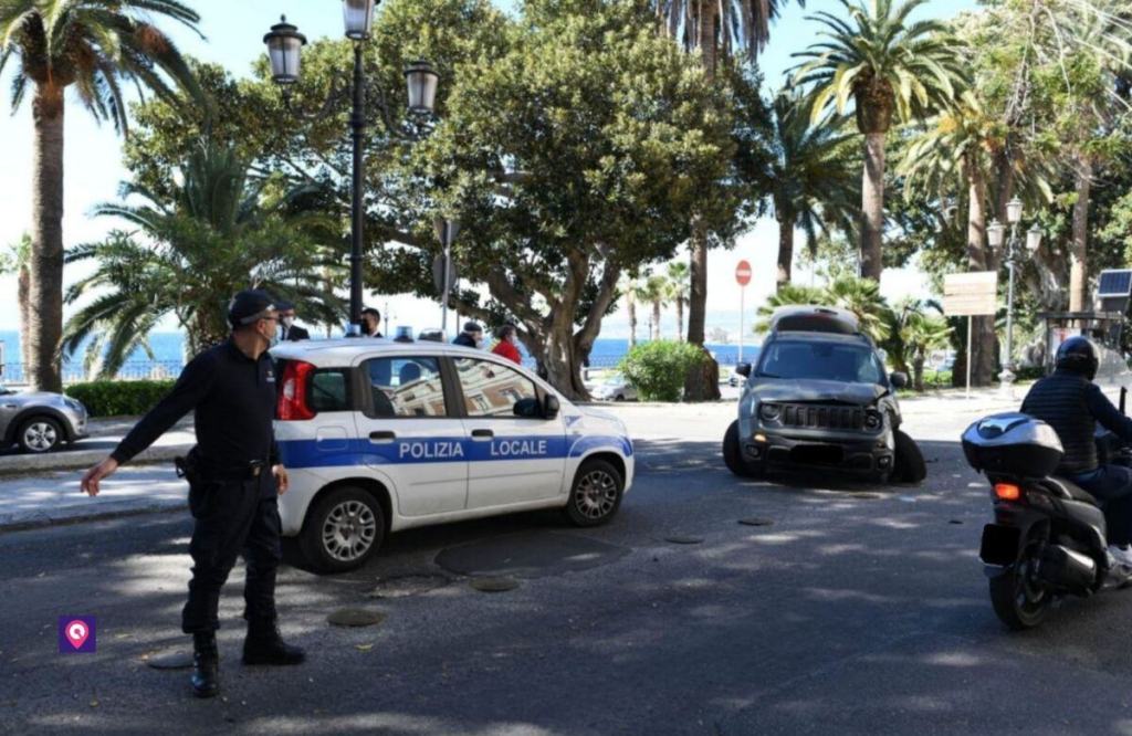 Incidente Auto Bus Altamente Via Marina Reggio4