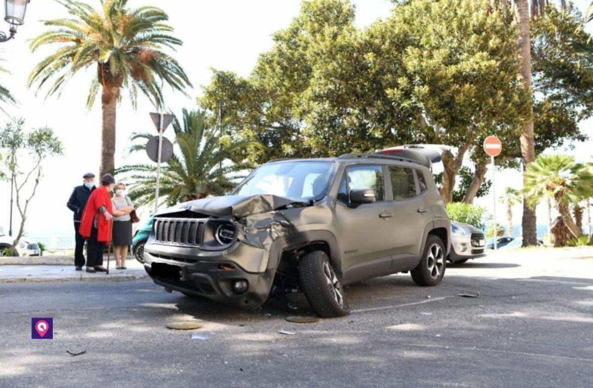 Incidente Auto Bus Altamente Via Marina Reggio6