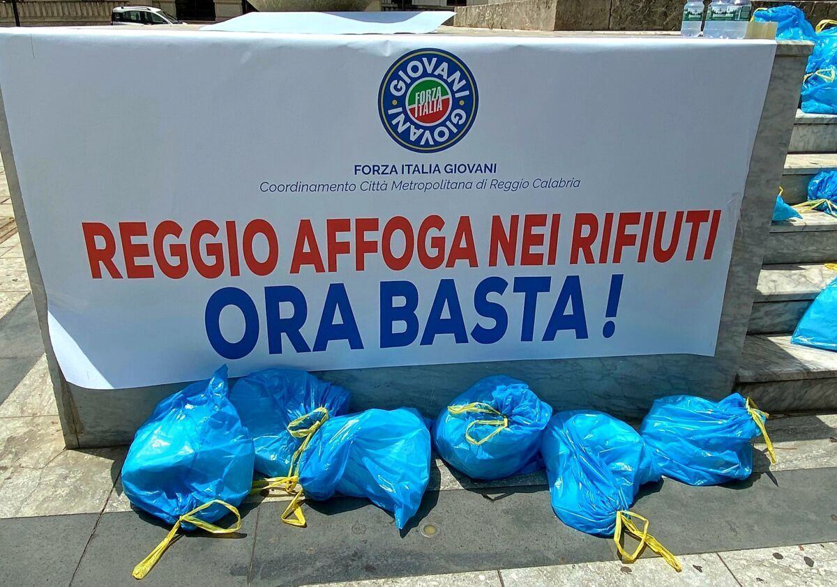 Forza Italia Giovani Rifiuti Piazza Italia 1