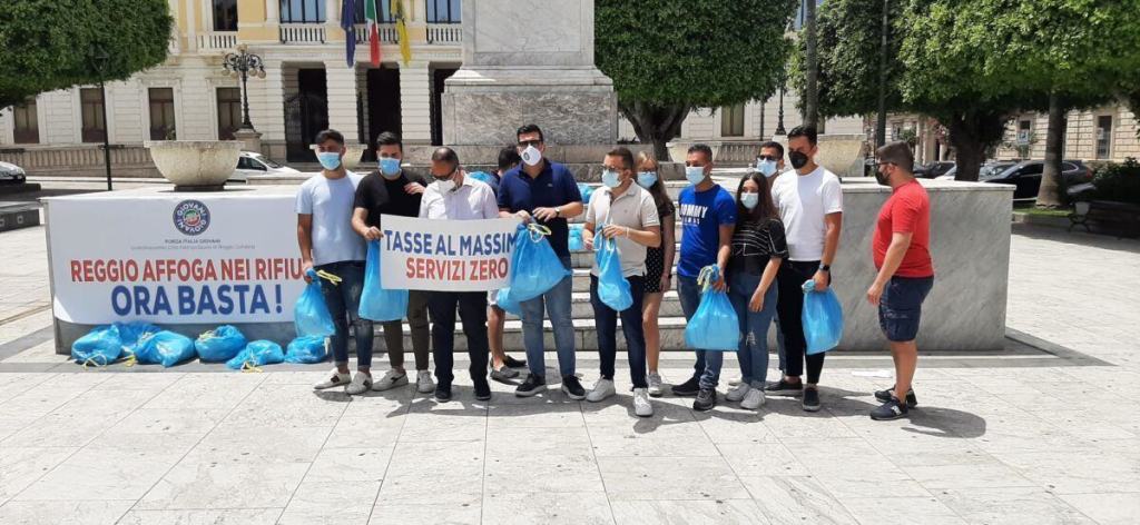 Forza Italia Giovani Rifiuti Piazza Italia 4