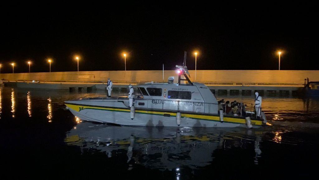 Motovedetta Guardia Di Finanza Roccella Jonica Migranti