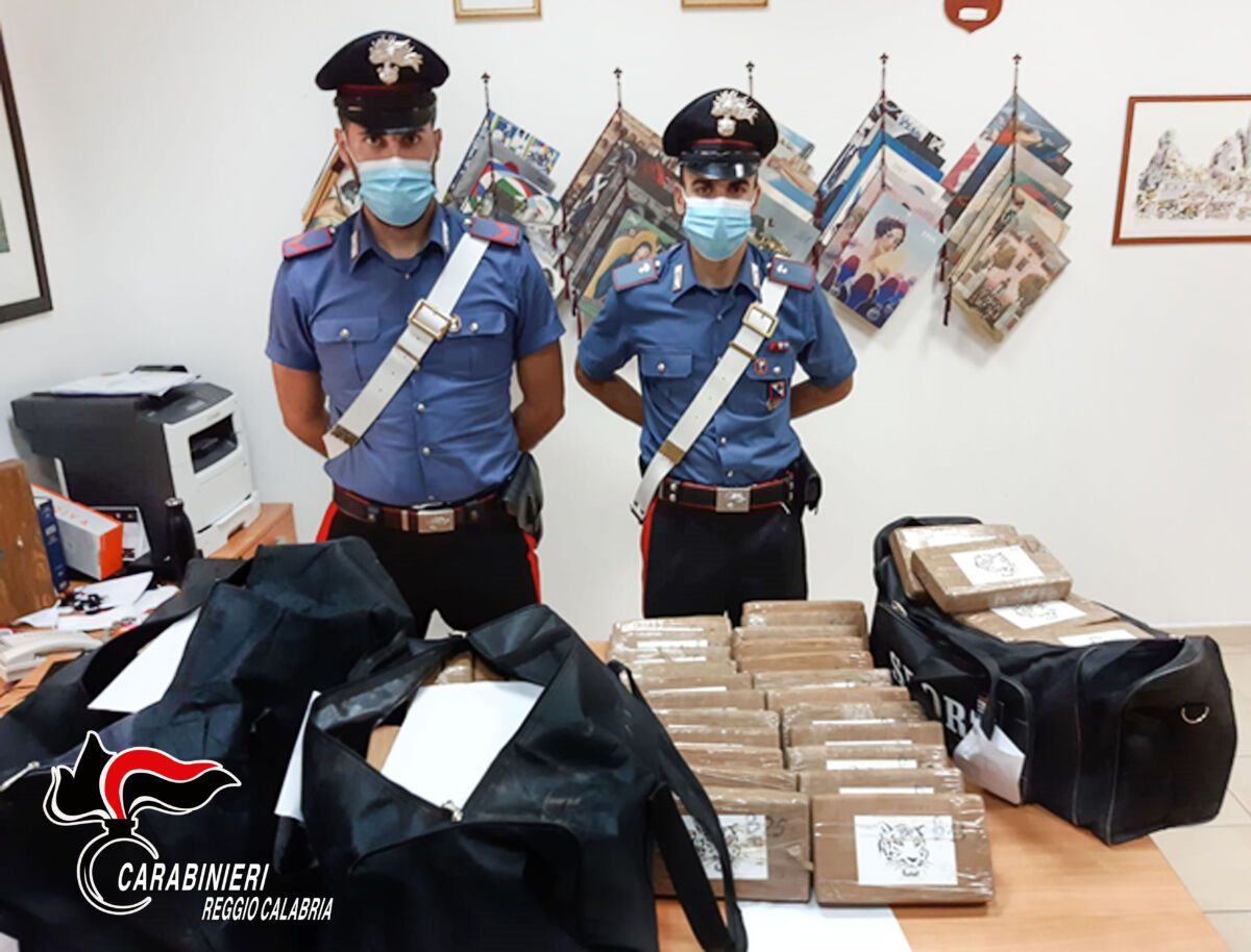 Gioia Tauro; Droga I Carabinieri Sequestrano Un Maxi Carico Di Cocaina 