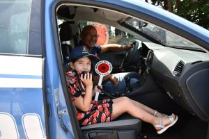 Bimba Morsa Vipera Ringrazia Agenti Polizia 1