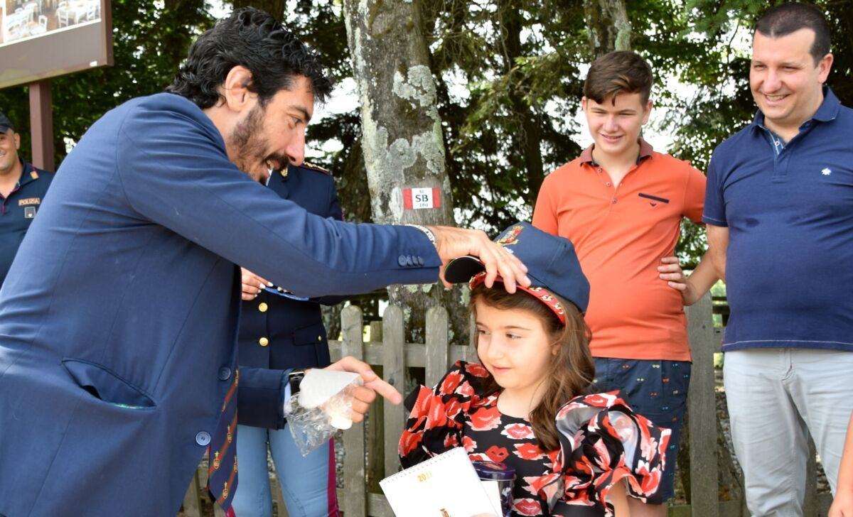 Bimba Morsa Vipera Ringrazia Agenti Polizia 3