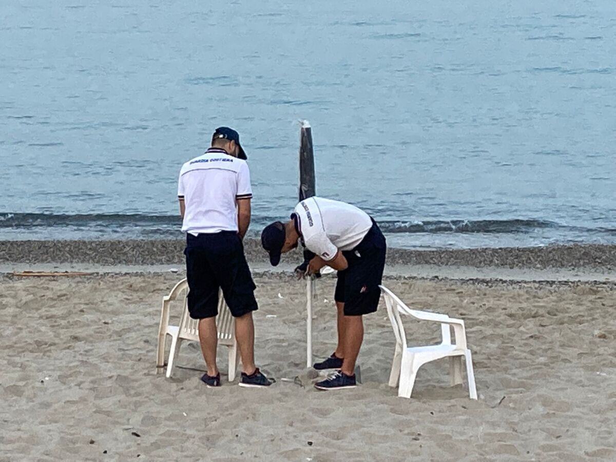 Sequestro Ombrelloni Guardia Costiera