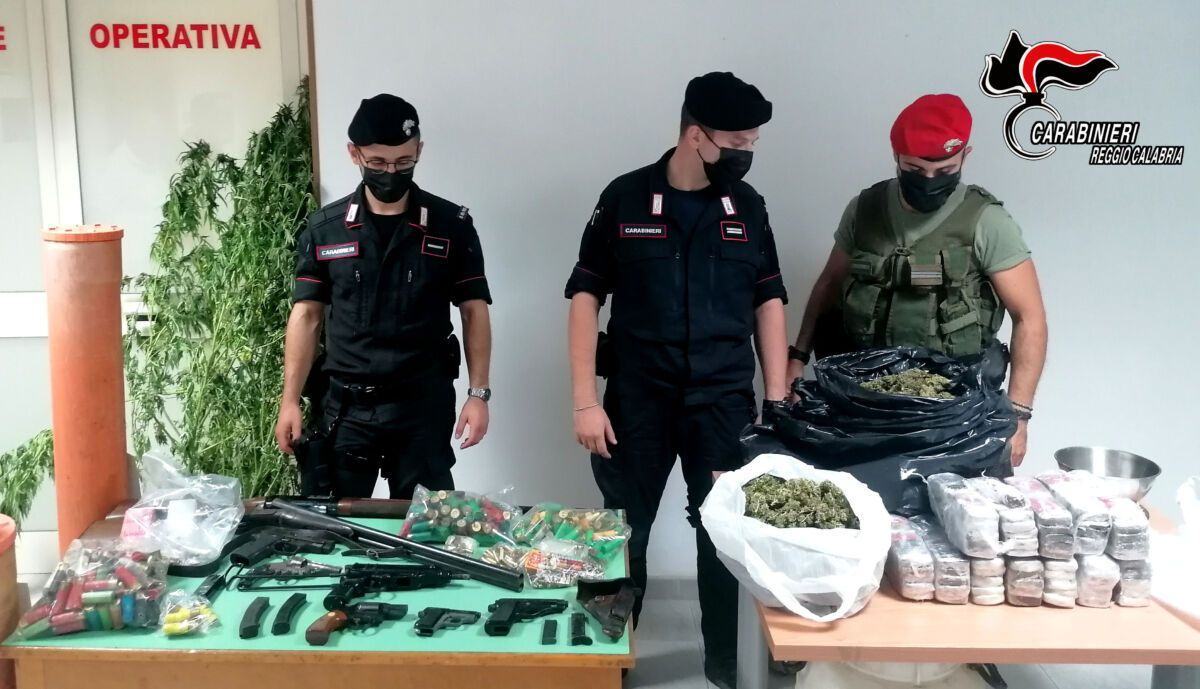 BIANCO I CARABINIERI ARRESTANO PADRE E FIGLI RINVENUTI ARMI E DROGA E DROGA NELLA FATTORIA DI FAMIGLIA