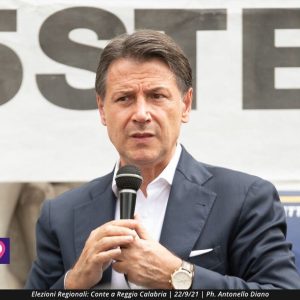 Conte in Calabria contro il Ponte sullo Stretto: ‘Quei 13,5 miliardi vadano alle scuole’