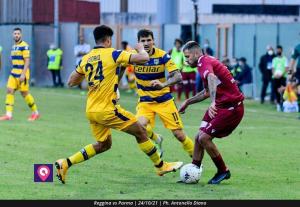 Reggina Menez dribla