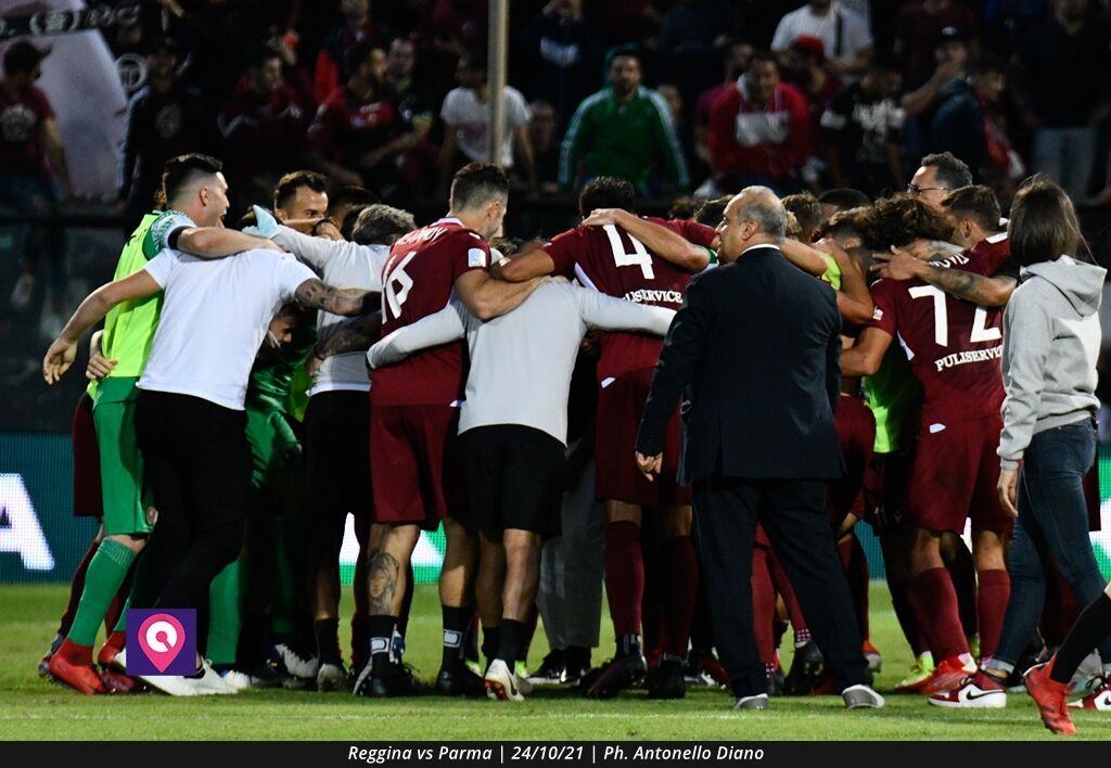 Reggina gruppo esulta
