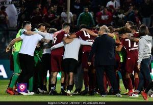Reggina gruppo esulta