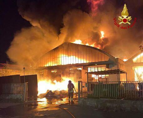 Incendio In Capannoni Industriali Nel Pratese