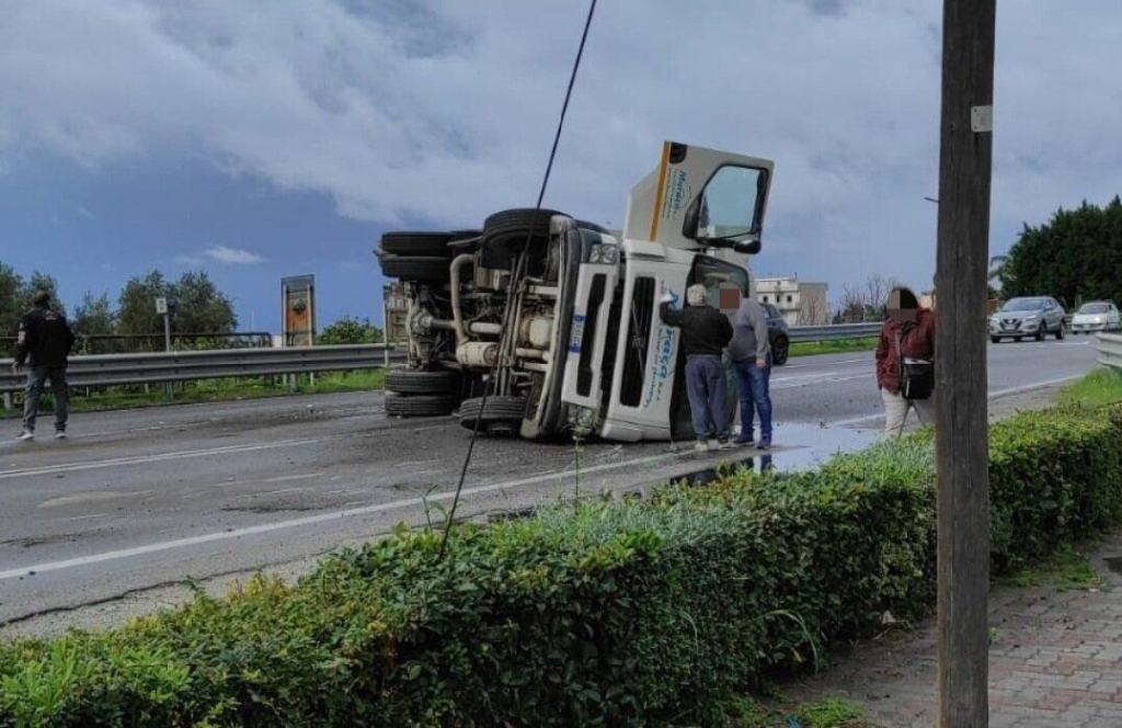 Camion Spazzatura Ribaltato