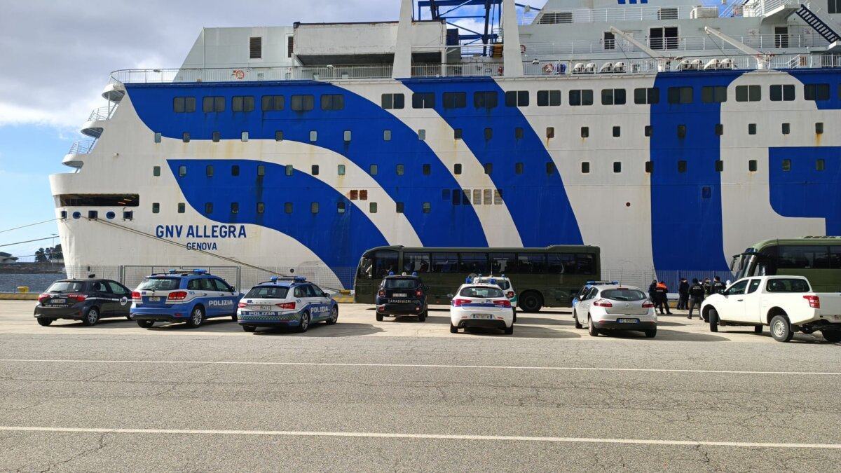 Migranti Porto Reggio Calabria Nave Quarantena 4