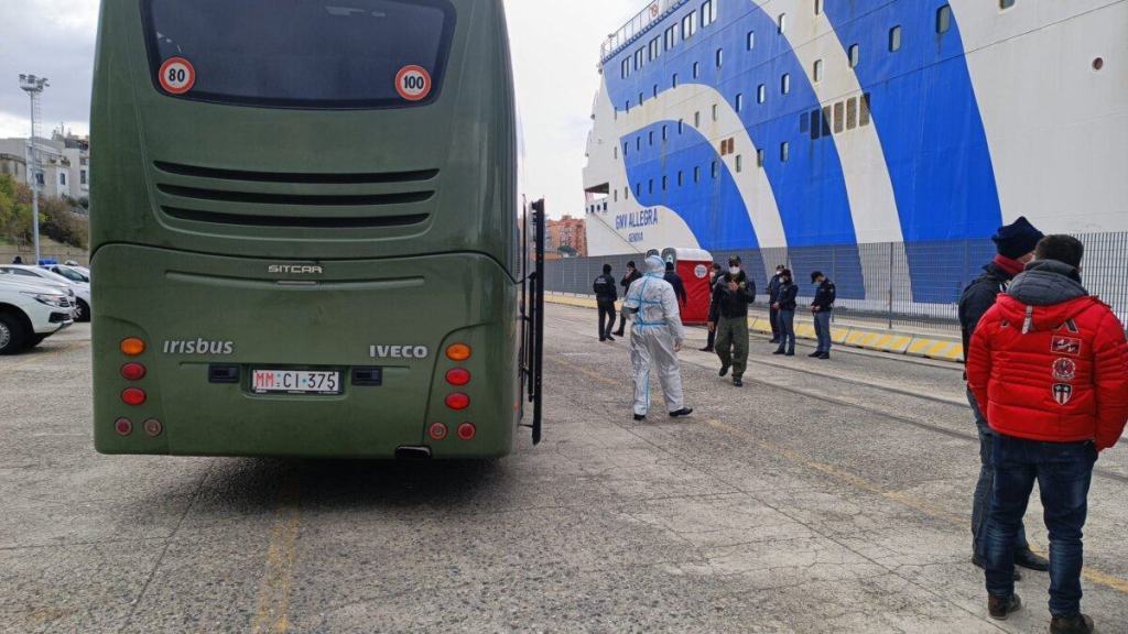 Migranti Porto Reggio Calabria Nave Quarantena