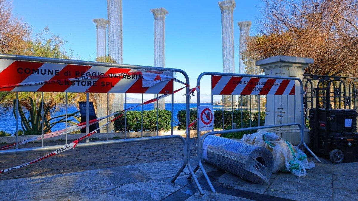 Colonne Opera Piegate Divieto Accesso